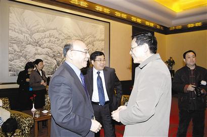 屠海令(左一)与钮因健(右一)老友相见,格外高兴.