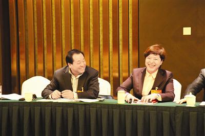 盛达集团股份有限公司董事长赵满堂代表(左)在小组讨论中谈笑风生.